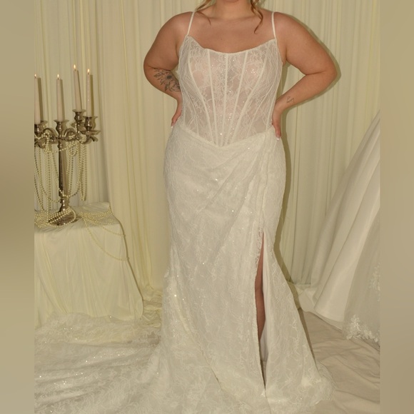 Dresses & Skirts - Elegant White Lace Spaghetti-Strap Wedding Dress